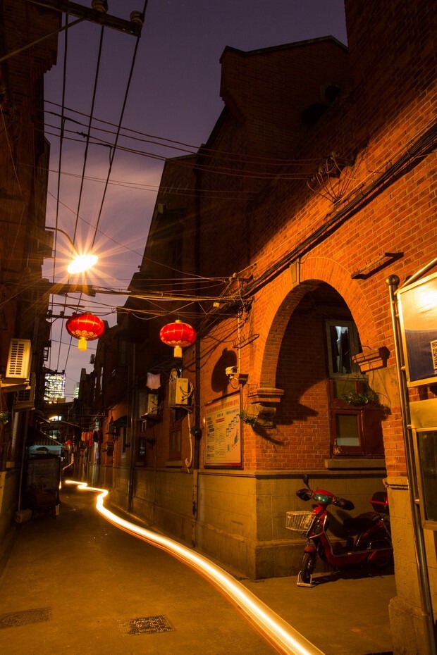 随着每条弄堂的蹿进蹿出，仿佛要拍的都拍了，不得不在夜间出来寻找机会，当然人文记录可以永无止尽，但是天太冷，所以慢慢来吧。