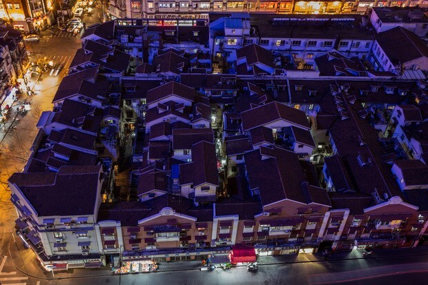 每次夜景的拍摄总有欠缺，其实还是没有掌握月光对地面的影响，由于现在的居民区灯光都较少，所以每次都是死黑一片，有月光的映衬会稍微改观一点。