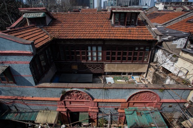 这原来应该是有着东西厢房的双开间石库门建筑，不知何故，东厢房消失了，留下的是西厢房，俯视图可以直观地看到整个建筑南立面的布局。