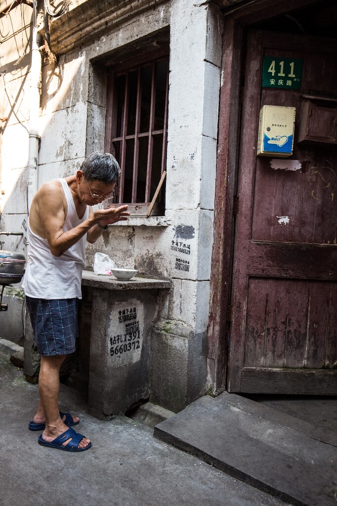 <a href="https://tuchong.com/tags/%E8%A1%97%E6%8B%8D/" target="_blank">#街拍</a>#黄梅天刚过，绿豆就出虫子了。记得老早红豆、绿豆里面还常常有小石子之类的东西，因此每次要煮这类东西都要仔细的挑拣一番。