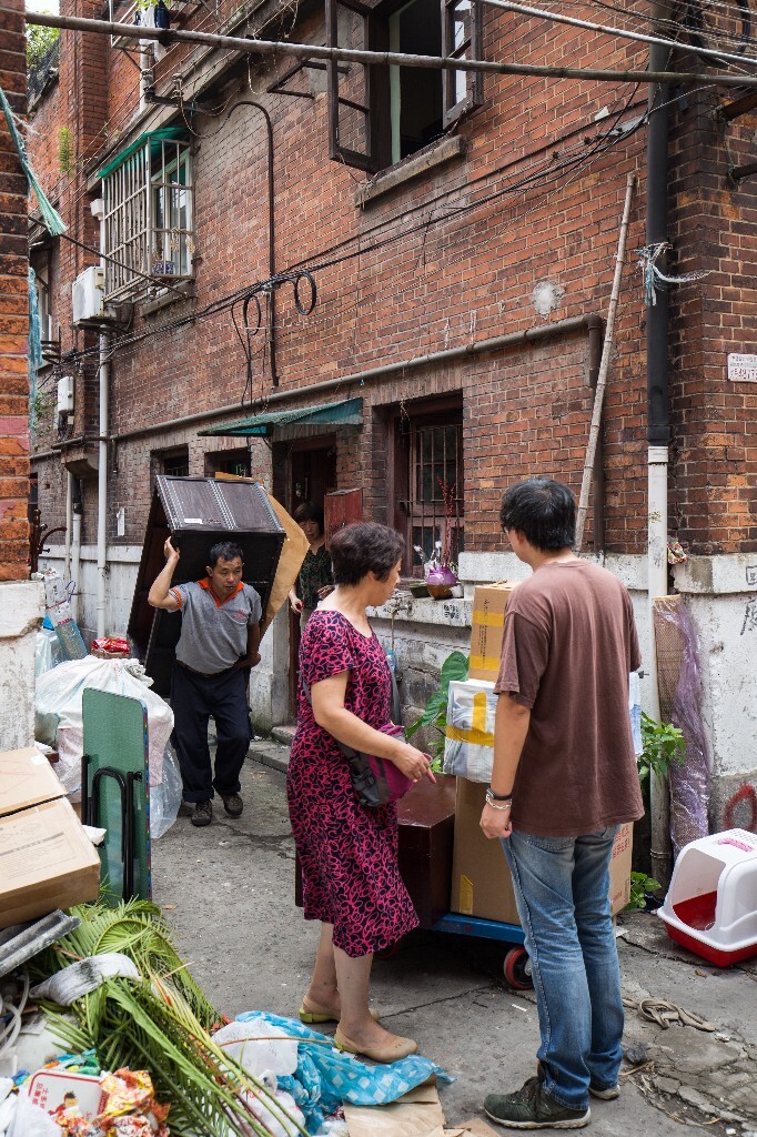 由于是货币安置，所以只能找地方暂住，然后等落实了房源才能安身。