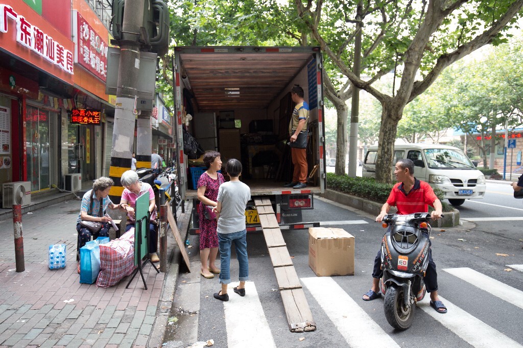 八月底的一天她们必须搬离，否则就面临动迁金的不断被扣除。