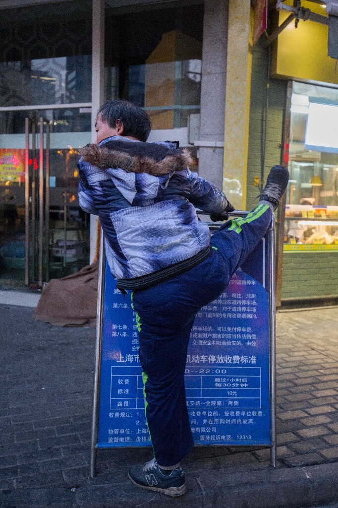再到这边把右腿挂上去。