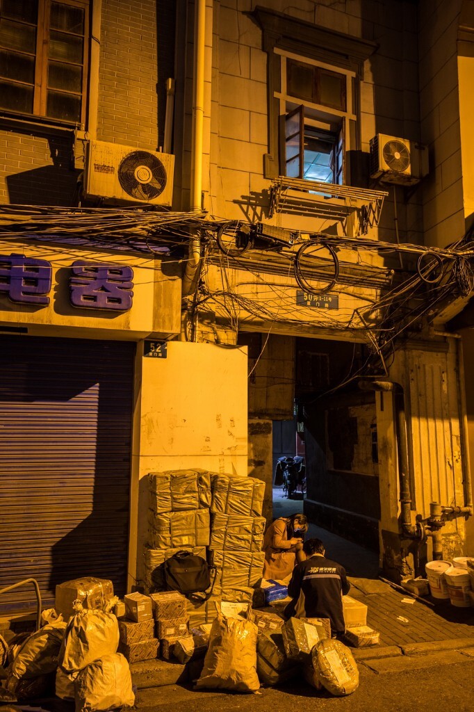夜色已近，可是理货的快递小哥还在忙碌，这里面也许有你们刚刚在网上购买的东东，别急等一下也许你家的门铃就会响起。