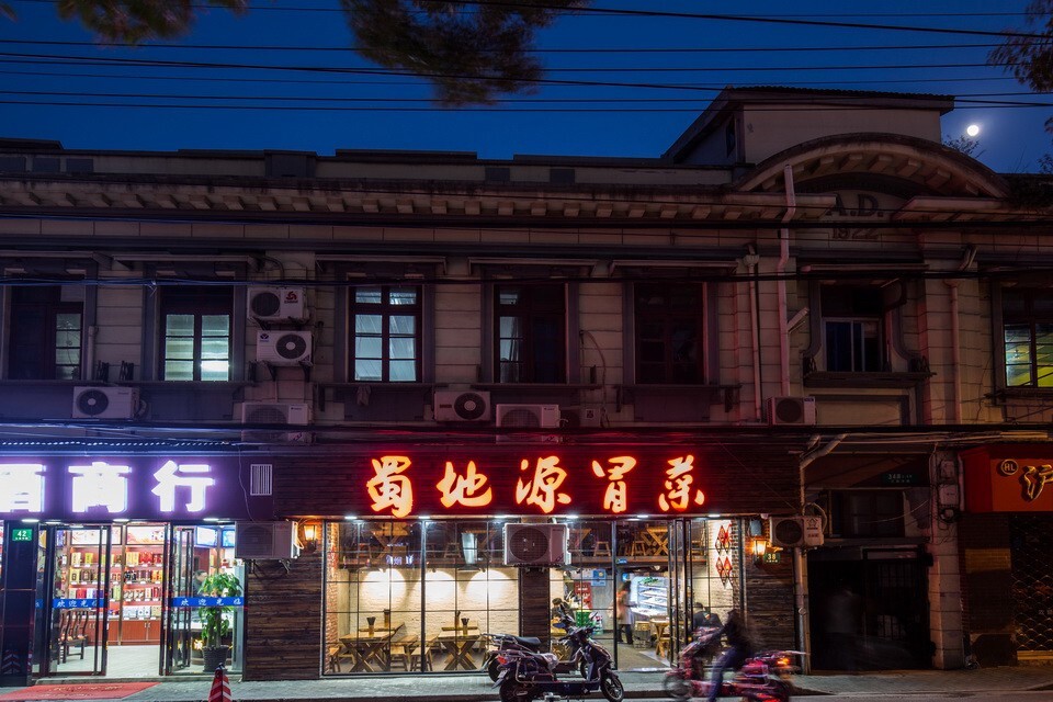 拍摄时有邻居过来说：这里有很多人来拍过，就是讨厌上面的电线，你能避开吗？可以拍出那个1922年的字样吗？在她的热情下我努力地想避开电线，显然无法成功，好在在她的指导下拍到那个超级月亮了。