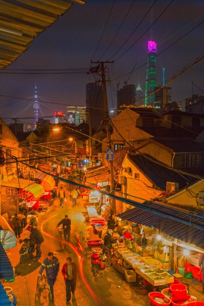 去年此时在这个点拍摄一些市井夜色，后面刚好有激光演示，没料想灯下又踩踏事件。