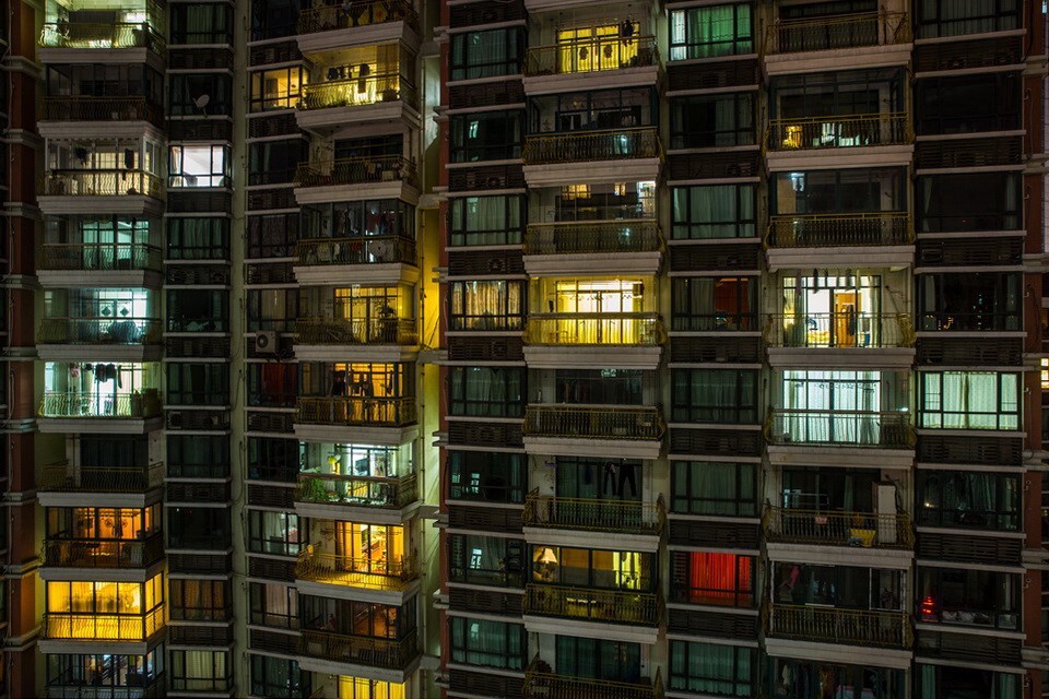 这段时间常会关注那些千城一面的建筑，朋友说也许夜景会更漂亮，于是尝试了一下，好像并不如意，因为如今大楼居住的空置率还是很高，而且现在这个时段也许外地来的也许已经回老家过年，也许上班的在这个时点还没有回家，有饭局的也还没有到家，所以少了很多气氛。