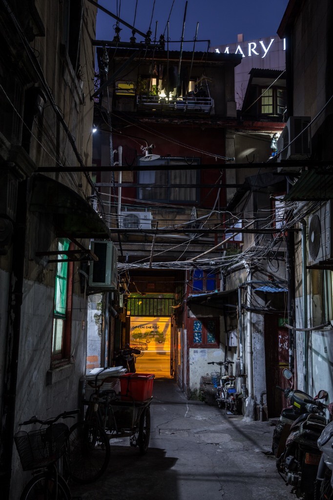 老早上海人喜欢把弄堂里住在哪个部位的人连着一起称呼，如：亭子间嫂嫂、客堂间姆妈、过街楼阿婆。想不到现在过街楼还有三层，所以叫起来有点复杂：过街楼三层阿婆，过街楼二层阿哥。<br />
多少弄堂回忆都在这浓重的夜色中......