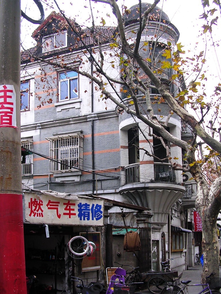 去年一时喧嚣尘上的犹太人白马咖啡馆应该原来是在长阳路临潼路街角上的，这是2004年12月21日拍摄的“老照片”，当初的不经意拍摄现在显然成为了历史资料。最近在外面拍摄时常有路人问：这拍了有什么用处？我的回答是：可以没什么用处，也可以有很多用处。也许对照一下就是最简单的作用。