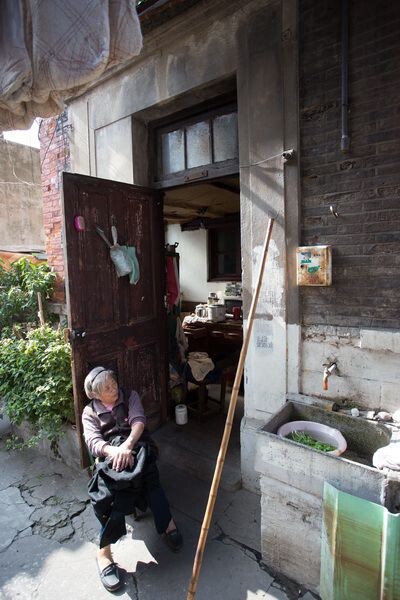 <a href="https://tuchong.com/tags/%E8%A1%97%E6%8B%8D/" target="_blank">#街拍</a># 德兴坊留守阿婆的纠结。建于1929年的德兴坊基本上都已经拆完，留下部分“谈不拢”的居民心中已经少了当初那份“钉子”般的决心，邻居没了，多了的是邻家的老鼠窜进门！也许还会传来那些已经搬进新房的消息，心头的滋味可想而知，世上没有一根筋走到底的人，关键在于妥协的切入点在哪？
