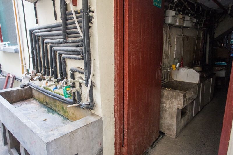 上海老建筑内的居住密度依然居高不小，有多少个龙头就有多少家住户，虽然分表分户，但是空间只有这点，小修小补已经不起作用。<br />
在扫街上发现只要是居住空间尚可的都未必希望搬到很远的地方，所以如果搬迁一部分，留下一部分接受原地改建，这样就可以还原来独门独户的建筑风格，当然钱从何来？