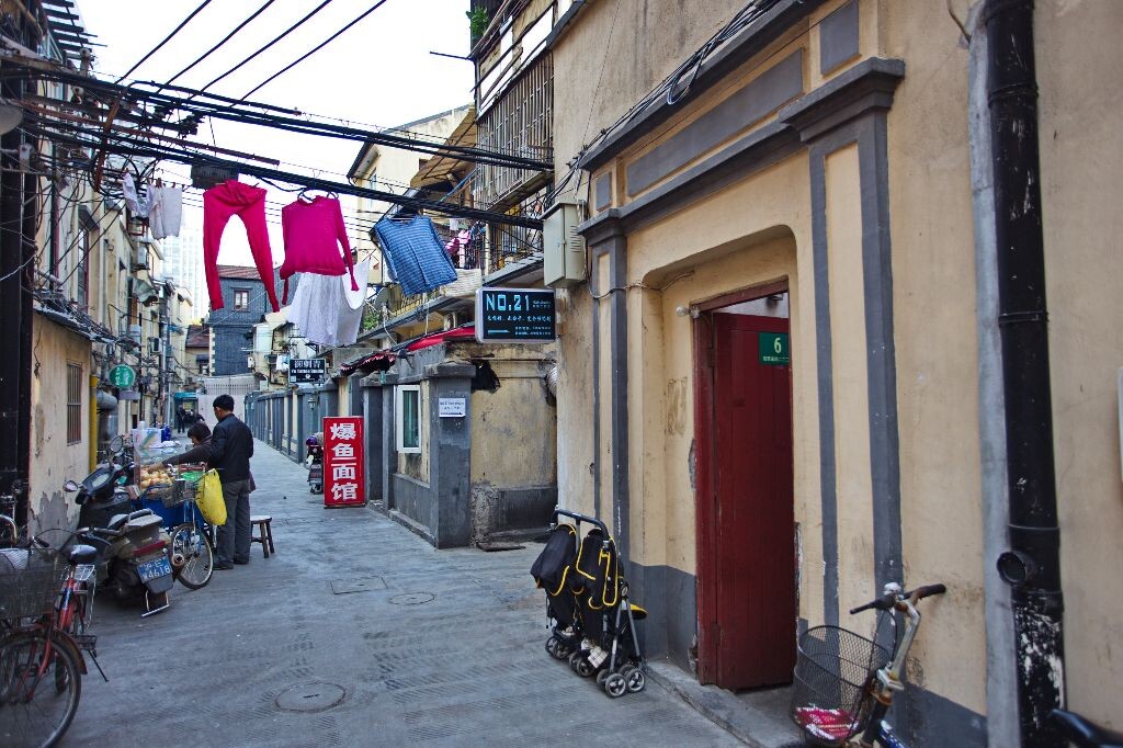 弄堂里向是上海人做事面的地方，可以是日常家务也可以小商小贩，当然也会有小饭馆、小面馆，甚至于会有私房菜馆。<br />
其实弄堂里开小餐馆不是现在才有的事情，记得儿时就随父母到延庆路大福里白俄开的餐厅里吃西餐，如今走过此地还依稀记得当初的情景。