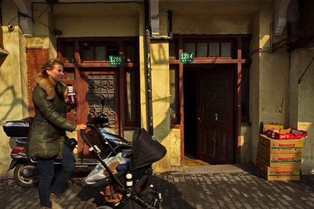 光影斑驳中匆忙的脚步，原本的中式建筑的门框却走来一个西洋女子......