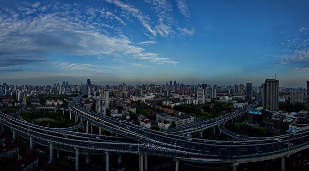 人们的视觉习惯还是喜欢宽画幅的，所以尽可能的展示宽画面的构图，当然在相机暂时还不能达到上述要求时，免不了需要拼接。有了构思还要有好的机位，好的天气，一切如愿了，还要有好的器材，否则也就望图兴叹。