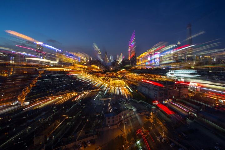 上海豫园以及外滩观光区都是上海最热门的景区。
