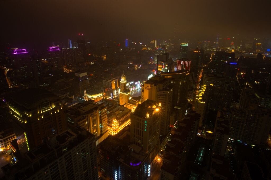 浓重的夜色难掩都市的繁华