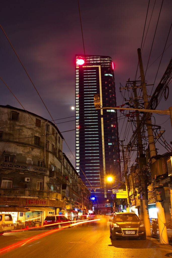 随着太多的老建筑即将被拆除，新老建筑交相辉映的时间已经不会太久。