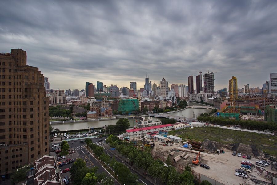 路过原来一个月要去两次的那栋楼，原来的三产宾馆不见了，也许是八项规定后的举措，原来在这里只要是报出单位的名字就可以好酒好菜的端上来，现在不知道怎样，明显的是餐厅没了，门前的车水马龙也不见了，那些老家伙每月的零花钱显然也缩水了。