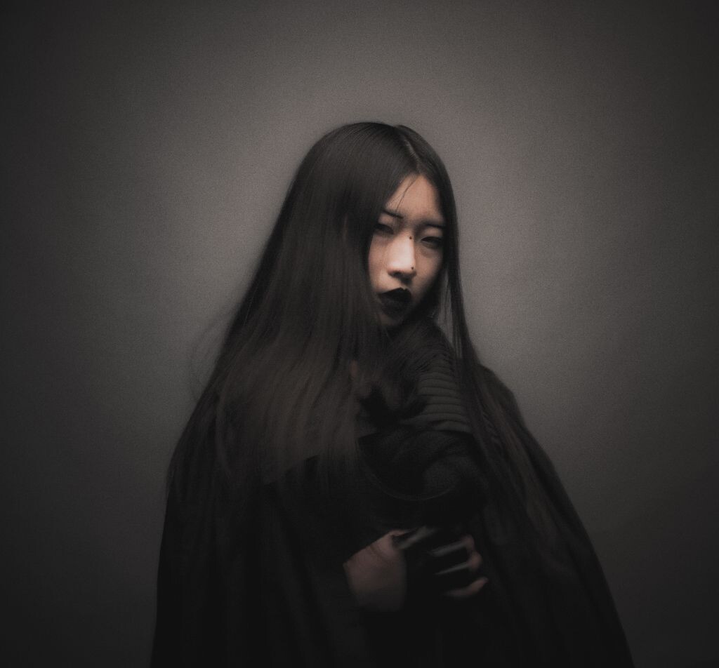 我是被你囚禁的鸟<br />
已经忘了天有多高<br />
如果离开你给我的小小城堡<br />
不知还有谁能依靠
