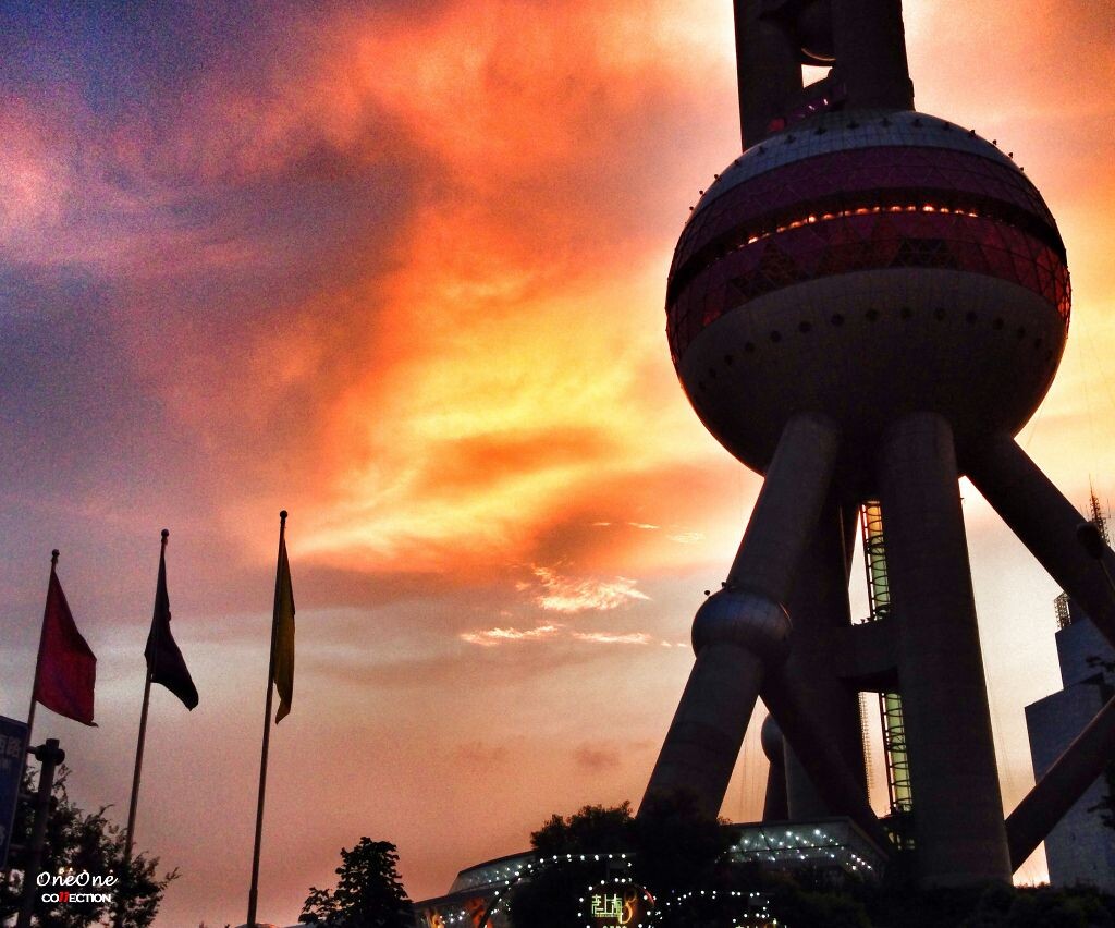 不去想，别人拥有美丽的太阳；<br />
我看见，每天的夕阳也会有变化。