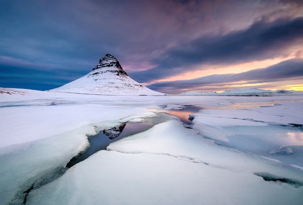 清晨，冒着严寒，我站在这里，眼前，宛若冰冻的外星世界。冰岛，草帽山。