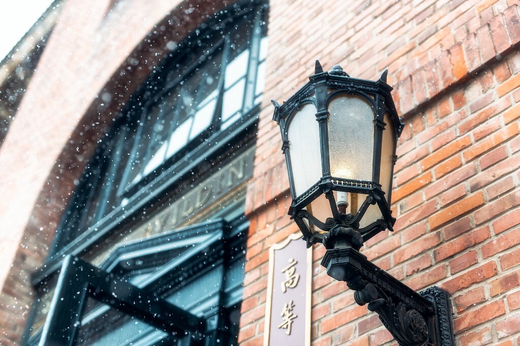 清华初雪，科学馆前的一盏灯