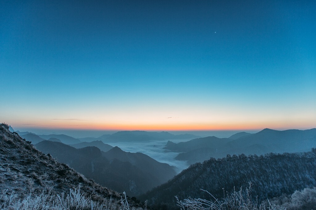 东灵山上寒风吹了大半夜，六点被猫哥喊起来拍日出，见到了雾霾之上北京