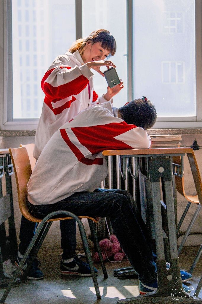 6.就是爱啊<br />
摄于北林校园。三月份的时候通过饼饼帮一对学长学姐拍了一组照片。两人相恋12年了,7年异地现在终于团聚。超哥把这组照片配上他们的故事挂在人人网上,据说后来有一万多的点击量。这张照片是其中的一张,虽然是摆拍但眼神里浓浓的爱还是藏不住的呀。听说他们要结婚啦,祝愿他们百年好合~<br />