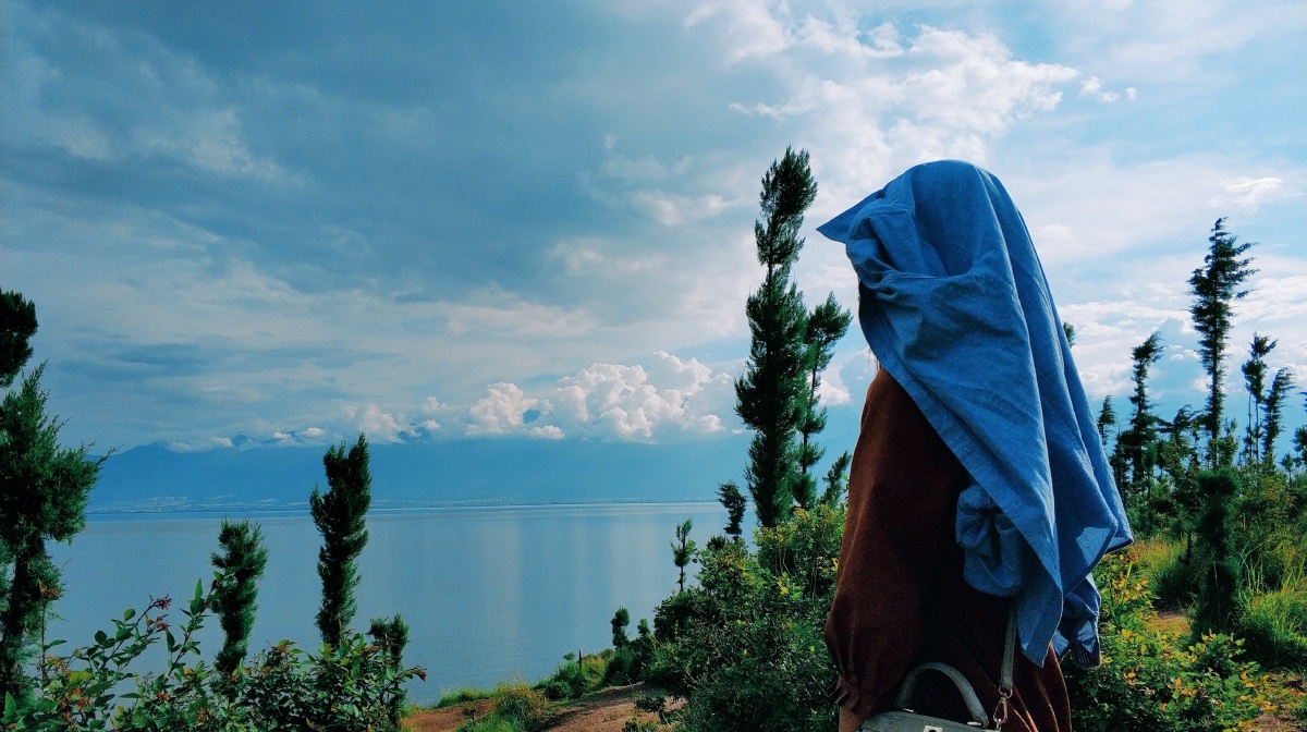 没错,我们夏天穿长袖,大理平均气温二十几度