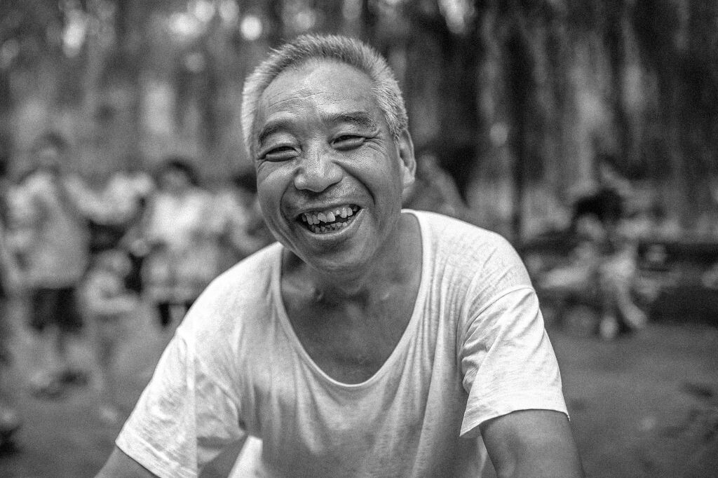 一位在泉边打水的老人。