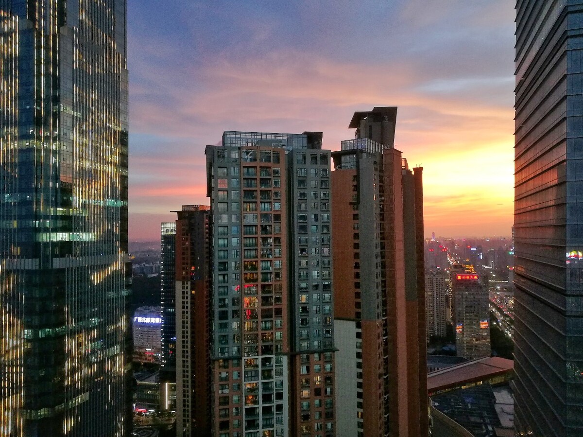 夕阳西下，华灯初上。