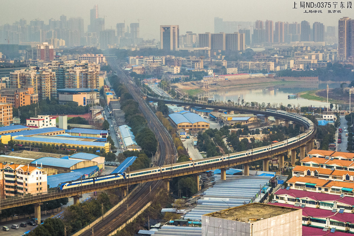 驶入长沙站的z17次列车