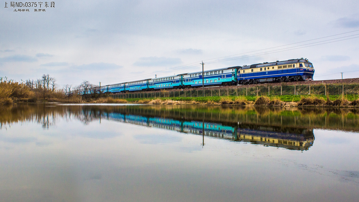 k8502次列车和它的倒影