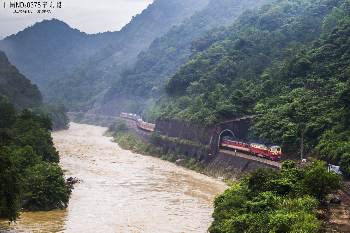 烟雨迷蒙的龙江沿江而行的漳龙线