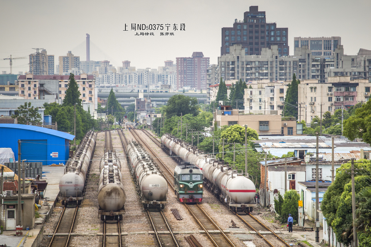 上海市区的小站——殷行站,此站位于何杨支线上,附近设有一个洗罐站