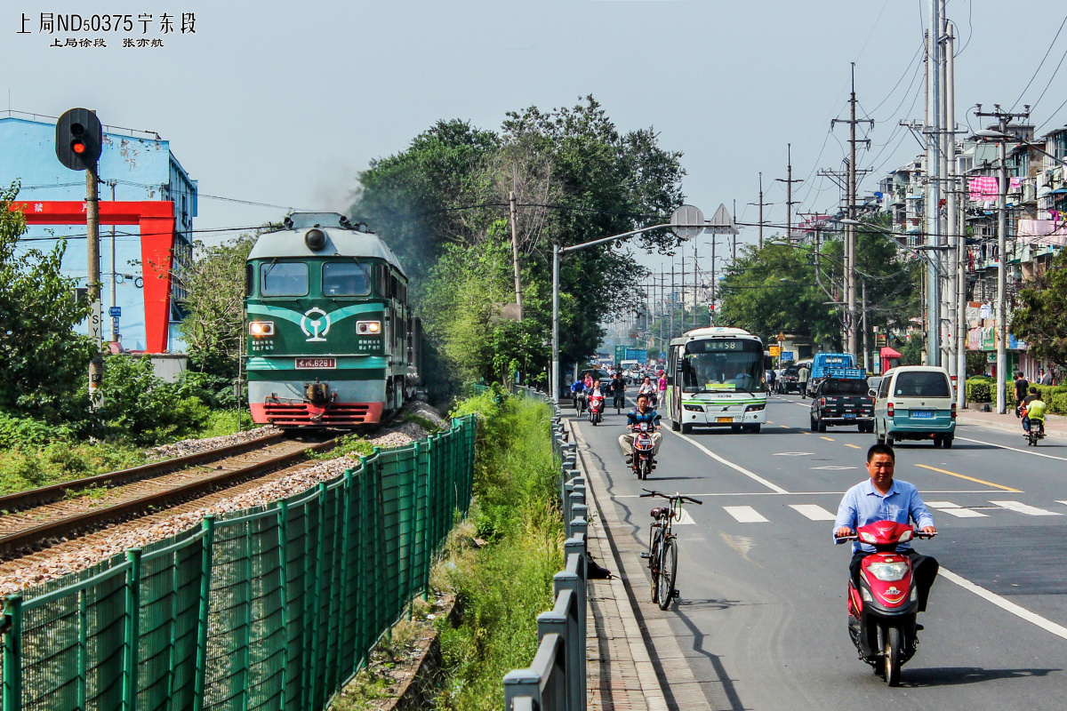 与南大路平行的南何支线,与城市融为一体的铁路,穿行在楼丛中的西瓜