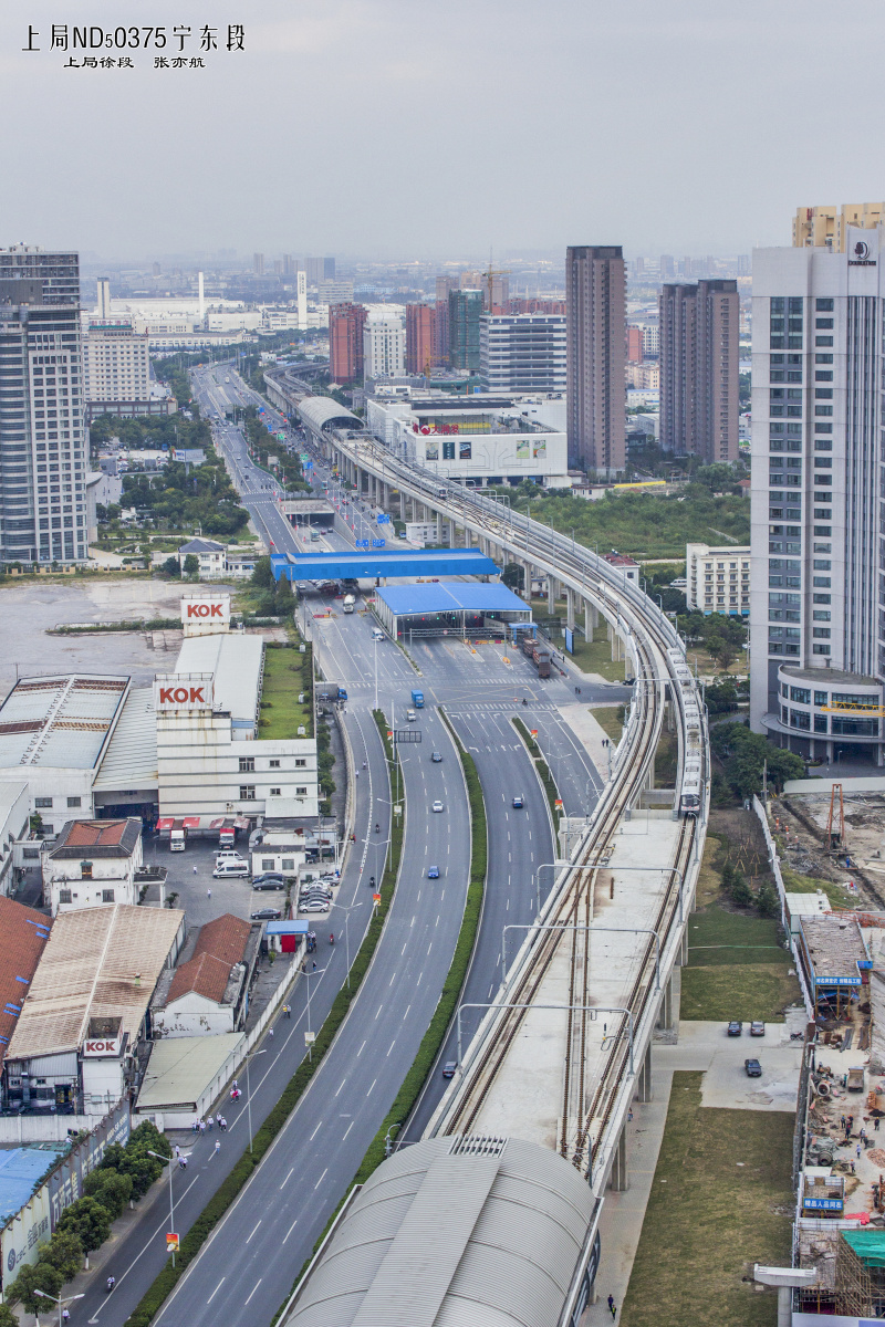 轨道交通11号线的兆丰路站(前)和安亭站(后),虽然相距不远,却地跨两省