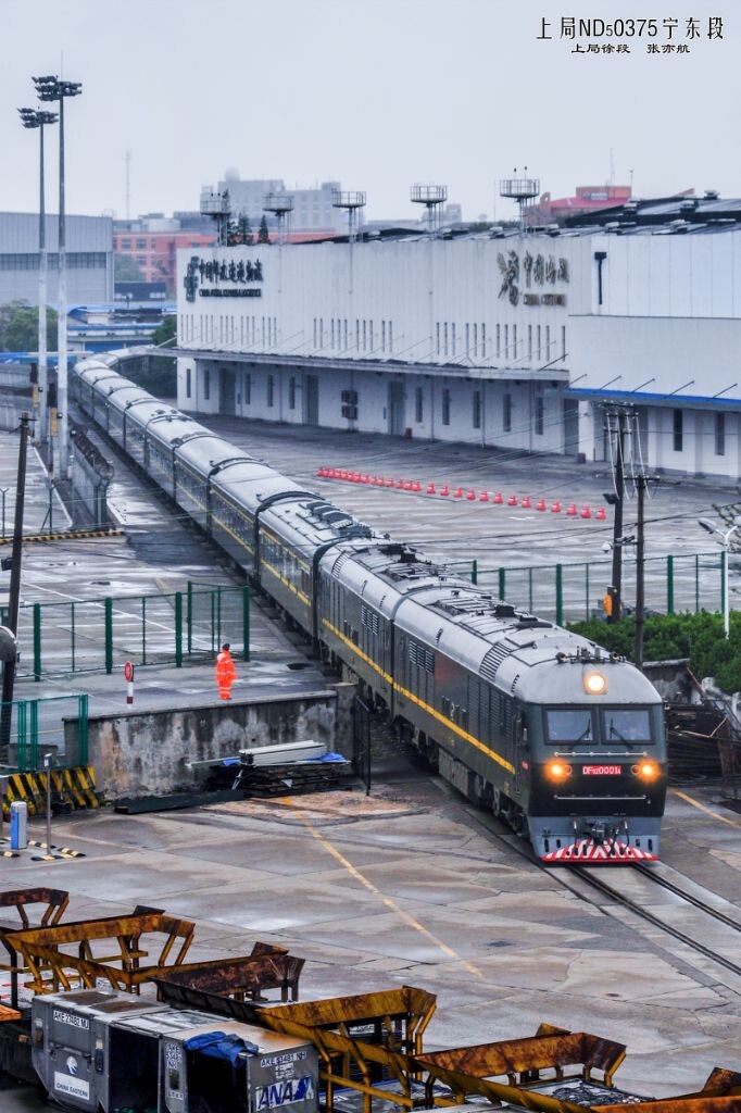 上海101线从上海虹桥站和七宝站通往新天鹭国