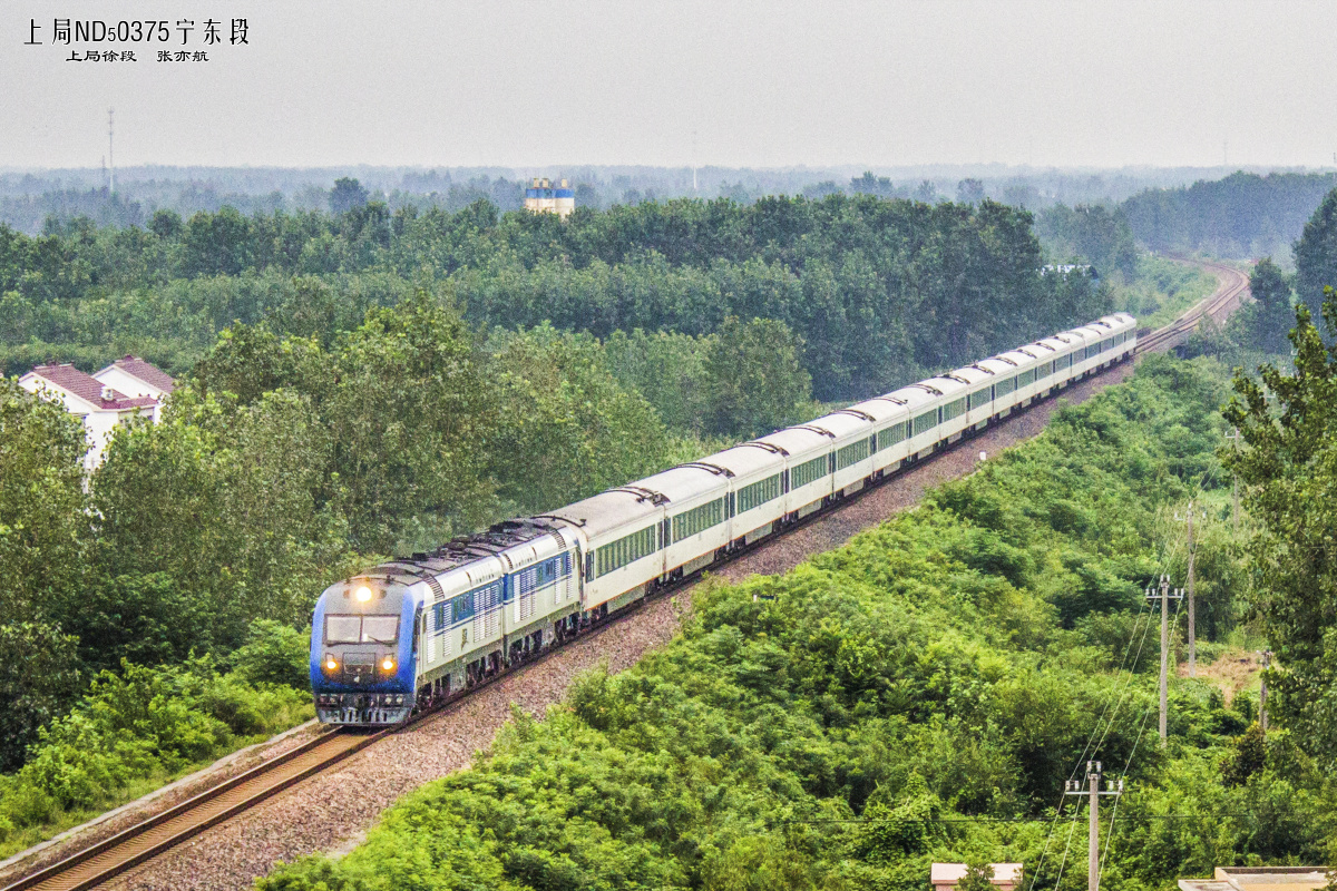 行驶在单线非电气化铁路上的京局京段df11g型内燃机车牵引的z29次列车