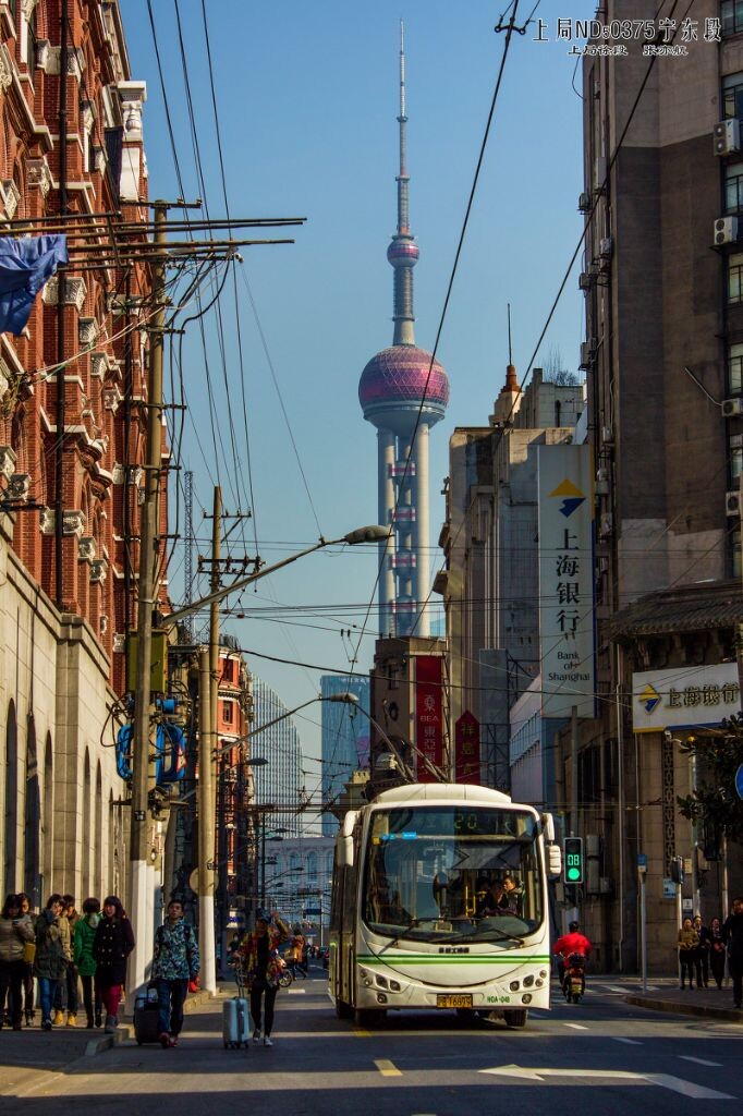 行驶在九江路上的20路无轨电车,这是这条线路位于外滩的起点,后面能看到东方明珠电视塔