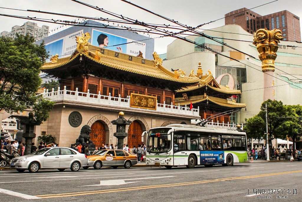 从静安寺前驶过的20路无轨电车,这座处于闹市区的寺庙前车水马龙,繁华异常