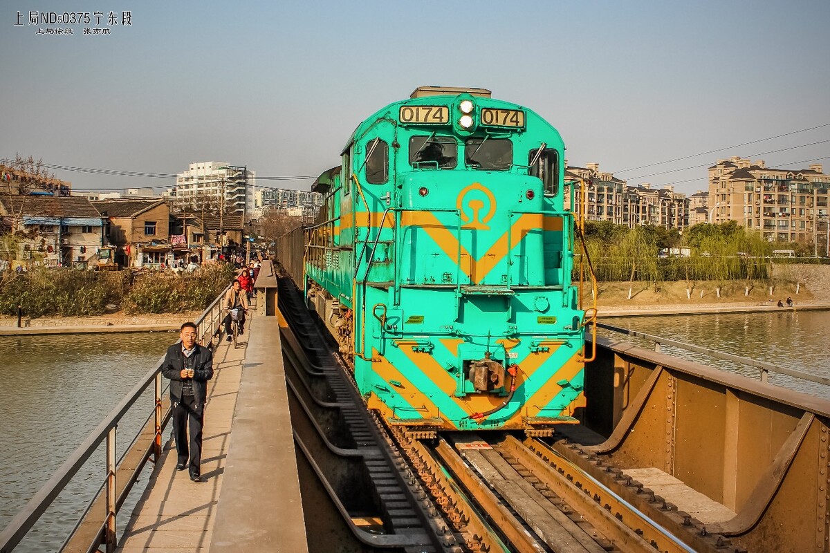 驶过秦淮新河的货车，此桥旁边留出了一条细小的人行道