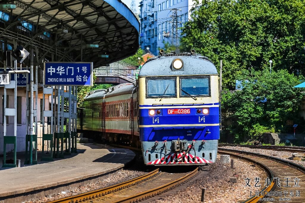 从中华门站1道通过的客车