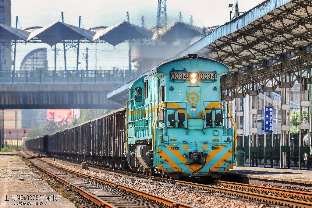 驶过中华门的货车