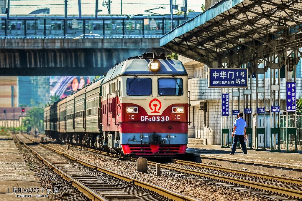 著名的7102列车中华门站1道停车，南京除通勤车外最后一趟绿皮车，编组为8节YZ22B型车厢。上面是轨道交通1号线