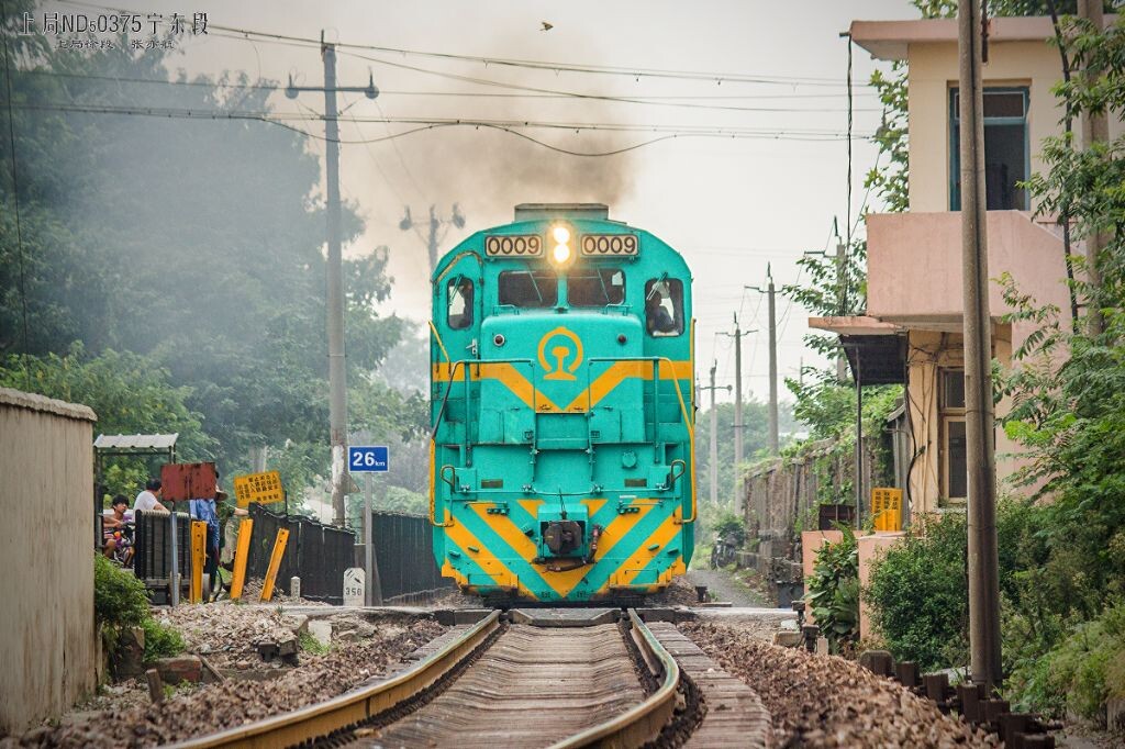 ND5型内燃机车1型车通过宁芜线长虹路道口