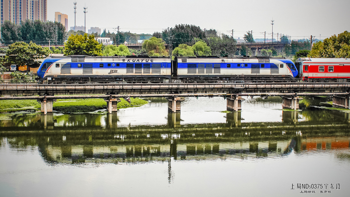 车牵引的t155次列车停在徐州北站工棚里的上局徐段df11g型内燃机车