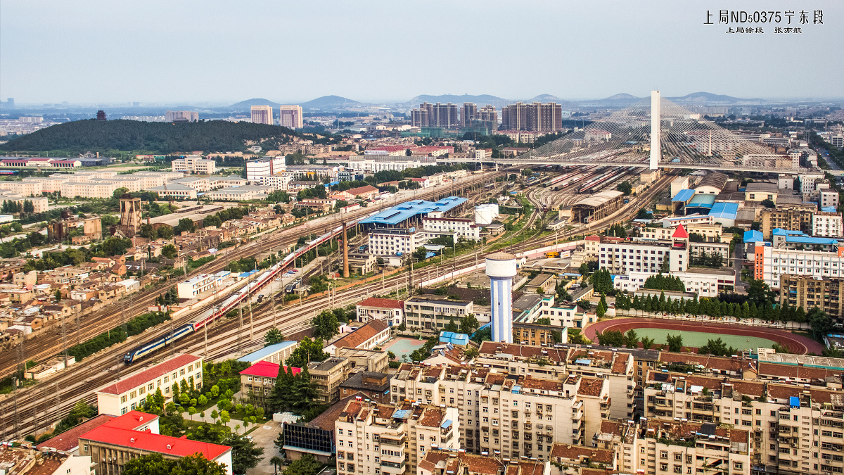 驶入徐州站的k248次列车,后面能看到徐州的地标建筑——和平大桥