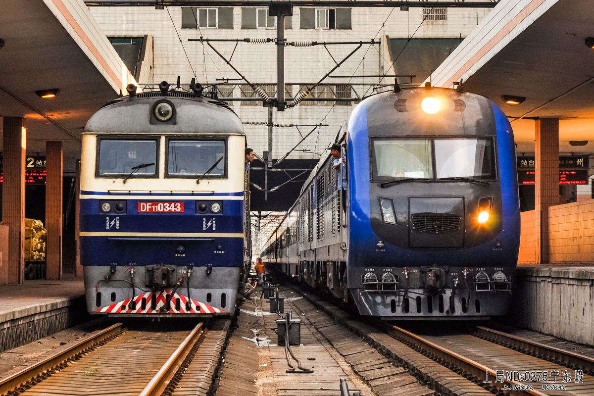 杭州站一道待发的z10次列车和二道待发的t32次列车,距发车还有一段