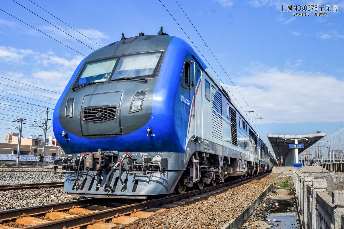 宁波东站待发的z10次列车